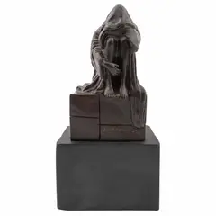 Figura que se esconde tras el advenimiento de su propia luz by Santiago Carbonell, Escultura en bronce con base de metal 29 / 40, sold Nov 2023