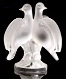 ARIANE CLEAR & FROSTED GLASS PAIR OF DOVES by Lalique, sold Oct 2024