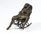 Darío Morales, Mujer con camisa en la mecedora, 1983, Bronce. Ejemplar 1 de 8