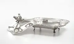 Plata española repujada y punzonada ley 916, 1079 gr by Legumbrera con tapa, Plata española repujada y punzonada ley 916, 1079 gr, sold Oct 2023