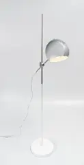 Metal blanco y cromo by Lámpara de pié estilo Orbiter lamp de Robert Sonneman, Metal blanco y cromo, sold Apr 2023