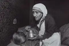 Mary Ellen Mark, Mother Teresa Feeding a Man at the Home For the Dying, Calcutta, India, 1980, Selenium-toned gelatin silver print