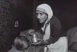 Mary Ellen Mark, Mother Teresa Feeding a Man at the Home For the Dying, Calcutta, India