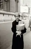 Diane Arbus, Woman with parcels, N.Y.C.