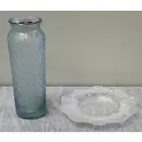 Lalique, Lot, Includes a frosted glass lily pad bowl - etched