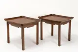 Mesas auxiliares, Madera de caoba. (2 piezas), Madera de caoba. (2 piezas)