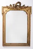 Espejo estilo Luis Xvi, Madera de nogal, frontón de yeso con bolo y laminilla de oro., Madera de nogal, frontón de yeso con bolo y laminilla de oro.