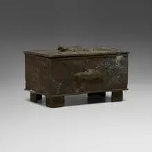 Asante, Abamphruwa (gold-dust box) with crocodiles, brass
