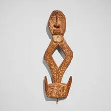 Iatmul, Suspension hook figure, c. 1930, carved wood, pigment, cowrie shells