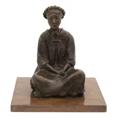 Mujer Sentada, SIGLO XX, Bronce, patinado en color marrón con base de madera