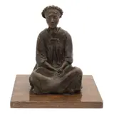 Mujer Sentada, SIGLO XX, Bronce, patinado en color marrón con base de madera