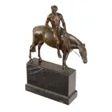 A. Hussmann, ”Câștigătorul” - statuetă din bronz, semnată Albert Hinrich Hussmann, cca. 1900, bronz;; marmură