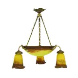Verrerie d'Art Degué, Lampă de tavan Degué, în stil Art Nouveau, cu trei lumini, cca. 1920, sticlă colorată galben și maro; bronz aurit cizelat