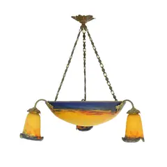 Lampă de tavan Degué, cu trei lumini, monturi de bronz, cca. 1930 by Verrerie d'Art Degué, bronz aurit; sticlă colorată albastru și portocaliu, sold May 2025