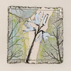 Daniela Fainis, Ierbar II, 2015, porțelan modelat manual, incizat, desenat și pictat cu oxizi colorați și pigment negru, parțial glazurat, tafta pe lemn