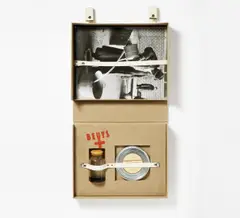 Joseph Beuys, Celtic + ~~~, Filmdose (Ø 19cm) mit Film (Super 8), 10 Fotografien (je 50 x 40cm) und Flasche (17 x Ø 8,5cm) mit Gelatine sowie versiegelt mit Bienenwachs