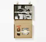 Joseph Beuys, Celtic + ~~~, Filmdose (Ø 19cm) mit Film (Super 8), 10 Fotografien (je 50 x 40cm) und Flasche (17 x Ø 8,5cm) mit Gelatine sowie versiegelt mit Bienenwachs