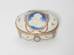 Nymphenburg, A Nymphenburg porcelain snuff box with a portrait of Bavarian Prince Elector Maximilian III Joseph
