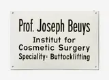 Joseph Beuys, Buttocklifting, 1974, Metallschild, emailliert