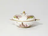Meissen Royal Porcelain Manufactory, A Meissen porcelain Ecuelle with late Hoeroldt chinoiseries