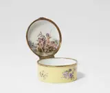 Meissen Royal Porcelain Manufactory, A Meissen porcelain bonbonnière with yellow ground