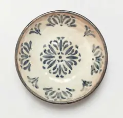 Fernand Rumèbe, A stoneware dish by Fernand Rumèbe, Crackled salt glaze decor in black and brownish red. Black painted monogram FA and K7-K3 / 6. H 8.6, D
