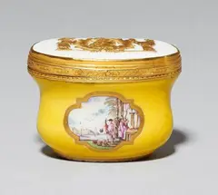 Meissen Royal Porcelain Manufactory, A Meissen porcelain snuff box with a portrait of Augustus the Strong
