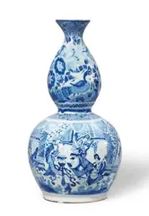 Gerhard Wolbeer, A large Berlin faience gourd-form vase with chinoiserie decor