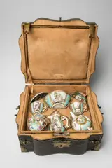 Meissen Royal Porcelain Manufactory, A Meissen porcelain tête à tête with Watteau scenes