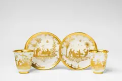 Abraham Seuter, A pair of Böttger porcelain beakers with chinoiserie decor