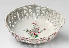 Joseph Hannong, A Strasbourg openwork faience basket with "fleurs contournées" decor, Blue mark "IH 866". Minor soiling due to ash. H 12.1, W