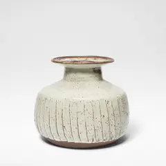 Janet Leach, Large fluted pot, Stoneware, white glaze with iron speckle over a fluted dry brown body, and mottled iron glaze to rim and interior