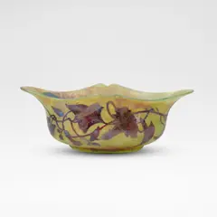Muller Frères, 'Trompette du jugement' bowl, circa 1905, Cameo glass, decorated with brugmansia against a mottled yellow and green ground