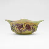 Muller Frères, 'Trompette du jugement' bowl, circa 1905, Cameo glass, decorated with brugmansia against a mottled yellow and green ground