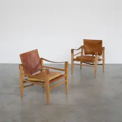 Travail Danois, Paire de fauteuils Safari, A pair of Danish 'Safari' armchairs in beech and leather circa 1960