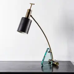 Travail Italien, Lampe de table, Laiton, verre teinté et aluminium peint