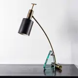 Travail Italien, Lampe de table, Laiton, verre teinté et aluminium peint