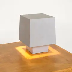 Travail Italien, Lampe de table, An Italian table lamp in lacquered aluminum sheet and acrylic glass circa 1995