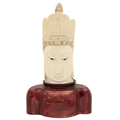 Cabeza de Buda, CHINA, SIGLO XX, Talla en marfil, decoración esgrafiada, tinta negra; con base de madera