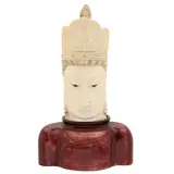 Cabeza de Buda, CHINA, SIGLO XX, Talla en marfil, decoración esgrafiada, tinta negra; con base de madera