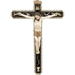 Cristo Crucificado, ORIGEN HISPANO-FILIPINO, SIGLO XVIII, Talla en marfil con detalles entintados y policromados sobre cruz de madera tallada con incrustaciones de marfil esgrafiado
