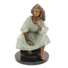 Victor Gutierrez, MUJER SENTADA, Bronce, patinado policromo; con base de mármol negro