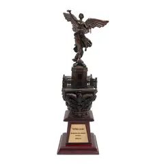 Autor No Identificado, Victoria alada, Escultura en bronce en base de madera