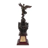 Autor No Identificado, Victoria alada, Escultura en bronce en base de madera