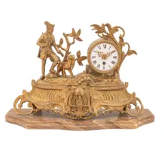 Reloj de Chimenea, ALEMANIA, SIGLO XX, Bronce, acabado dorado, con base de ónix; decoración a manera de acantos, figuras florales y relieve escultórico de cazador; carátula porcelanizada, números romanos; con llave