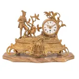 Reloj de Chimenea, ALEMANIA, SIGLO XX, Bronce, acabado dorado, con base de ónix; decoración a manera de acantos, figuras florales y relieve escultórico de cazador; carátula porcelanizada, números romanos; con llave