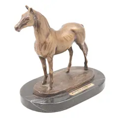 Alberto Estrada, CABALLO DE PIE, 2014, Bronce, acabado dorado; con base de mármol negro
