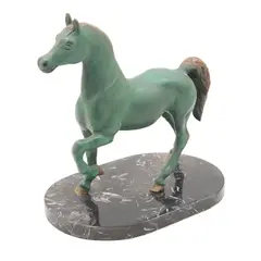 Caballo Al Paso, SIGLO XX, Bronce, patinado en color verde; con base de mármol negro