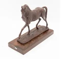 Caballo Al Paso, SIGLO XX, Bronce, patinado en color marrón; con base de madera