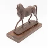 Caballo Al Paso, SIGLO XX, Bronce, patinado en color marrón; con base de madera
